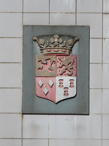 912849 Afbeelding van een reliëf met het wapen van de voormalige gemeente Vleuten-De Meern, in de westelijke muur van ...